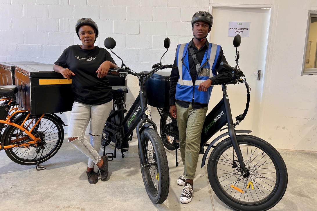 Twee medewerkers met Green Riders elektrische bezorgfietsen.